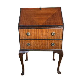 Mahogany English Scriban