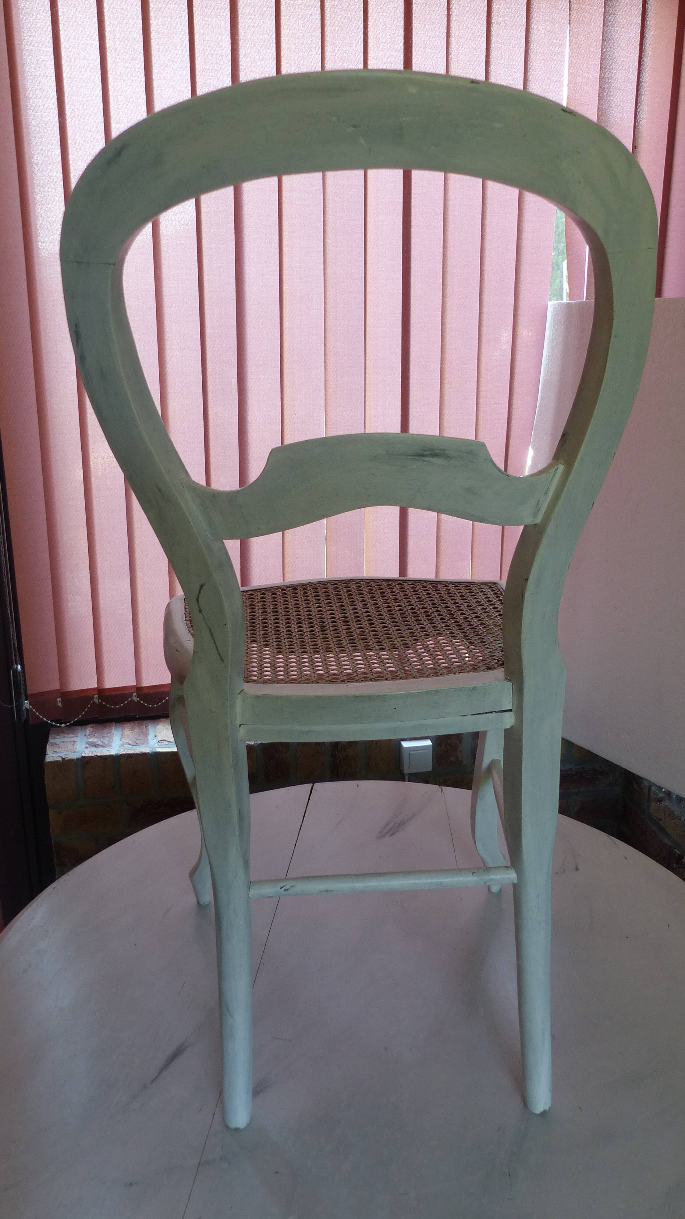 Round table & 3 chairs