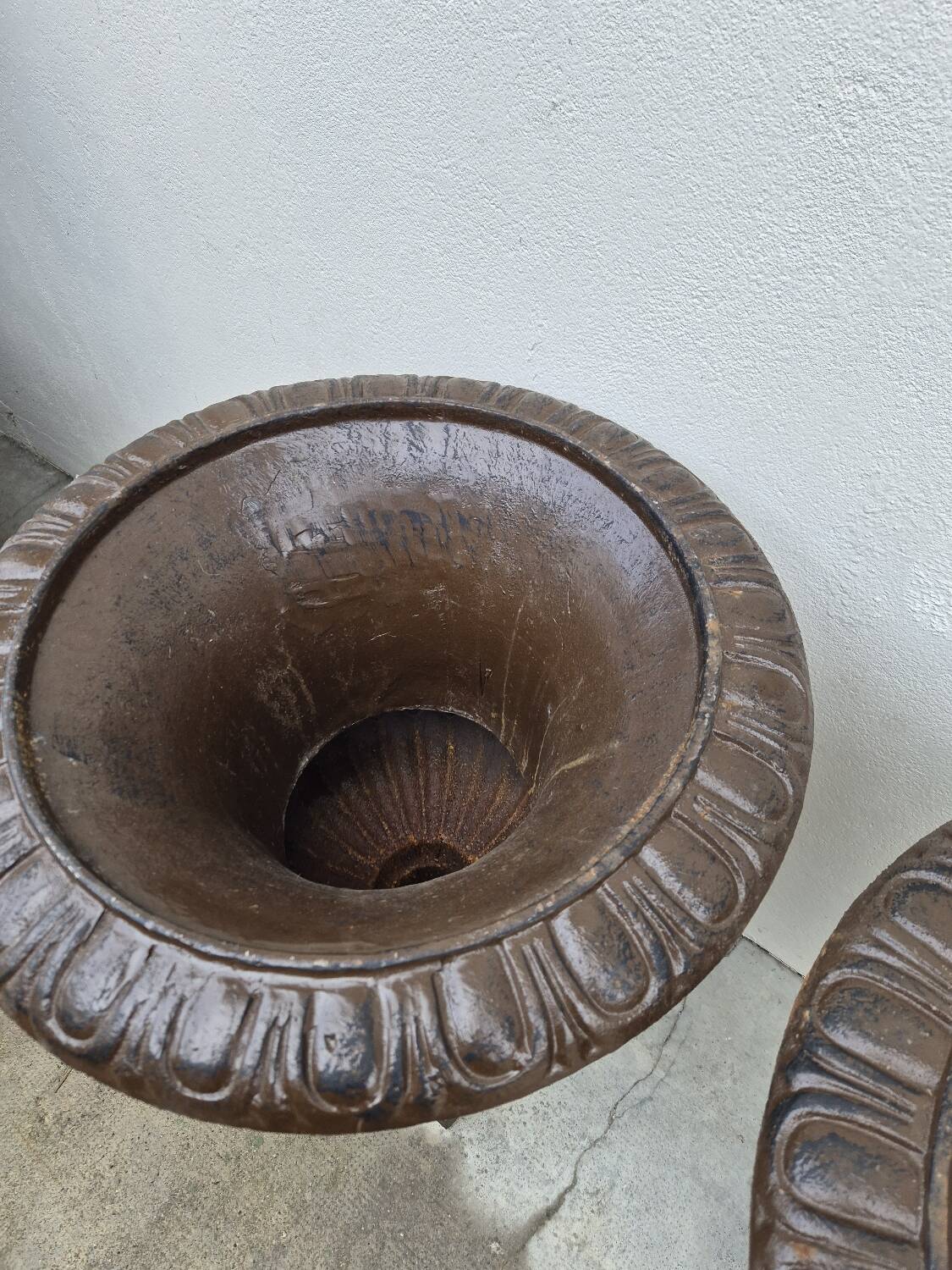 Pair of Medici cast iron vases from a bourgeois house - H73cm