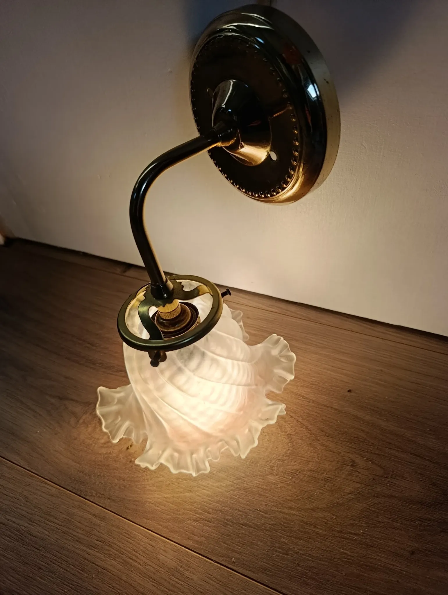 Chic retro wall light in gold brass & pink glass tulip