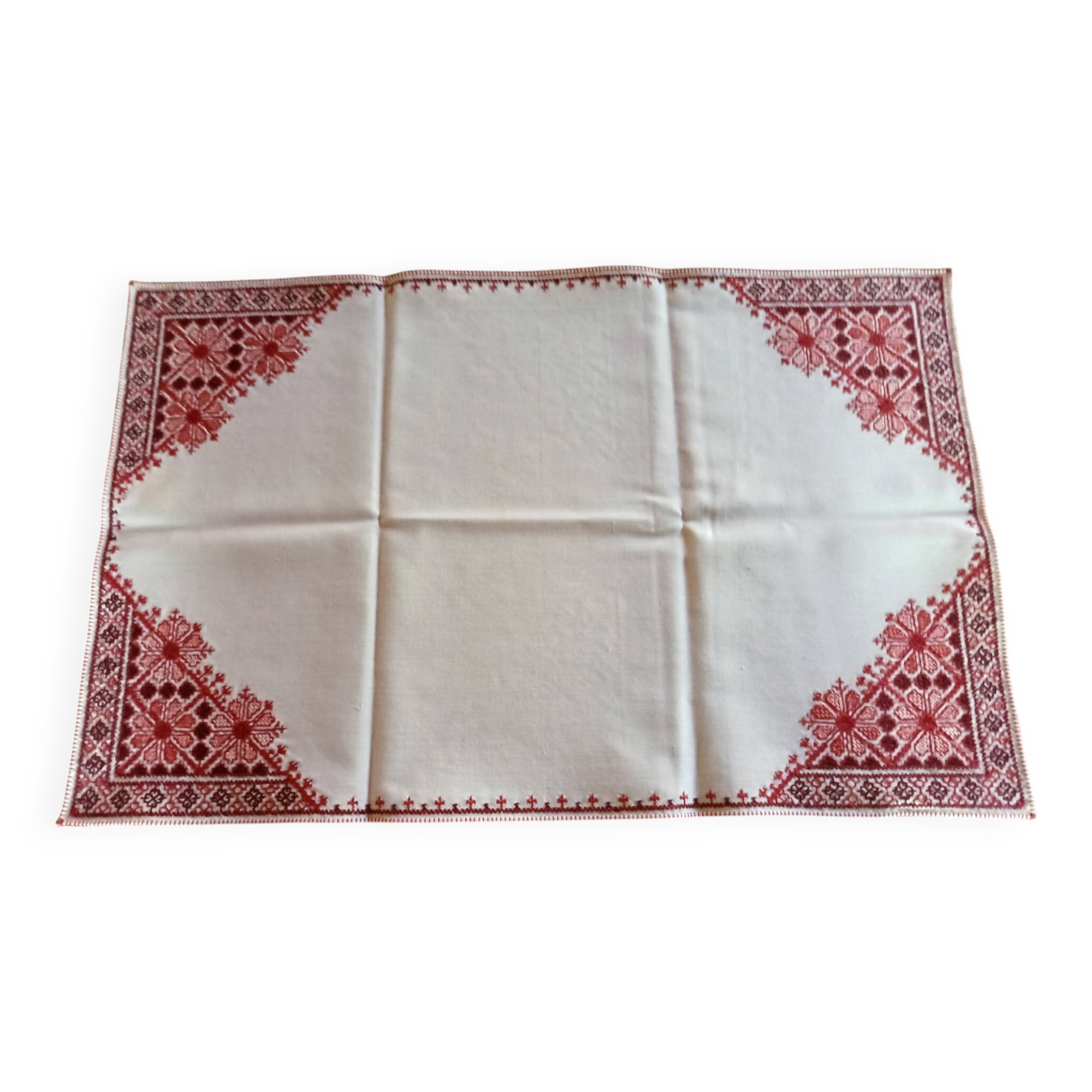 In 4 place settings + centrepiece + 6 napkins