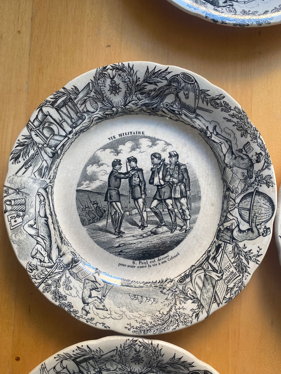 Choisy le roi - 5 assiettes vie militaire