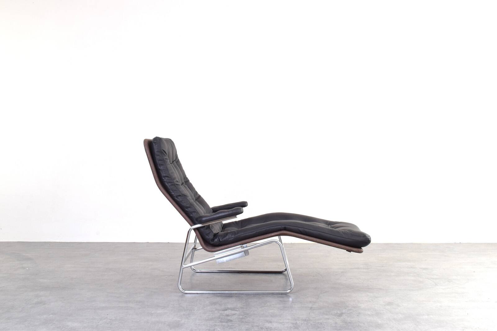Bauhaus Leather and Chrome Model Fenix Chaise Longue by Sam Larsson for Dux
