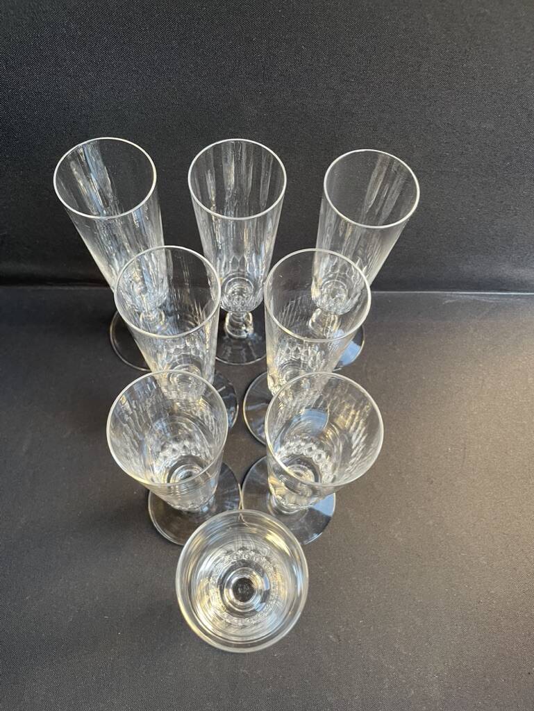 8 Champagne flutes – light cut crystal