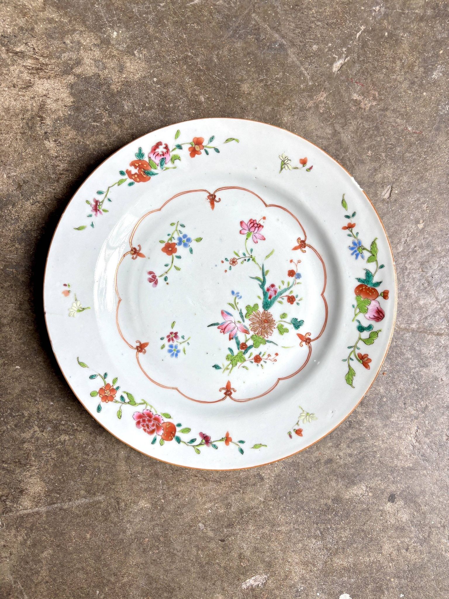 Flat plate from the Compagnie des Indes in hand-painted polychrome porcelain, 18th century.