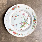 Flat plate from the Compagnie des Indes in hand-painted polychrome porcelain, 18th century.