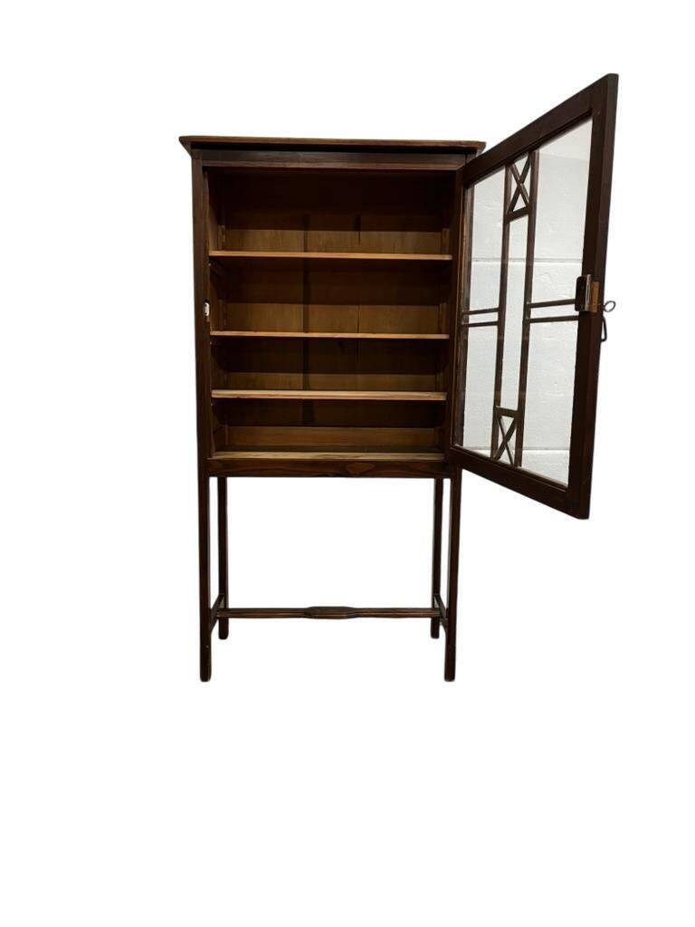 Vitrine vintage en bois sur pieds / étagère