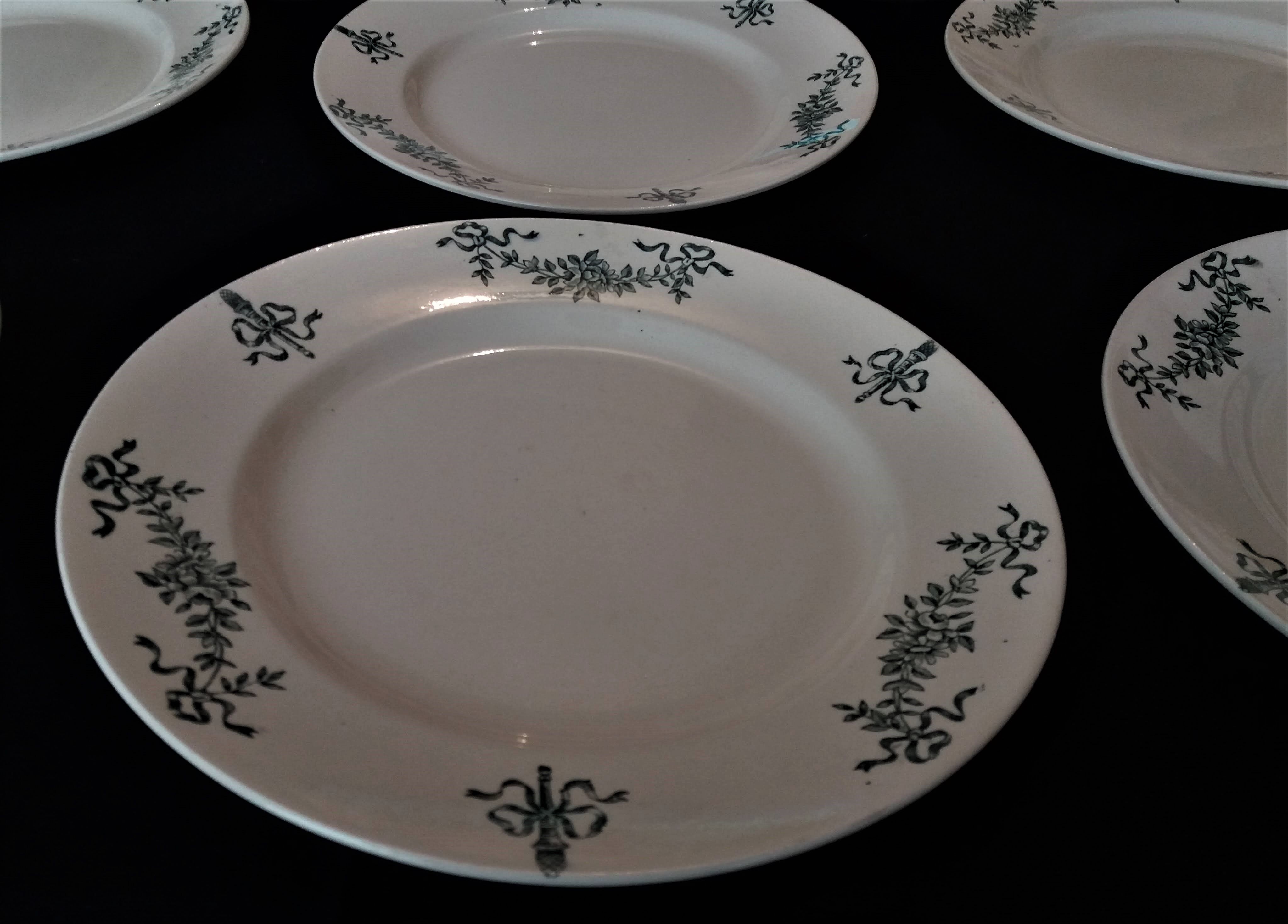 Série de six assiettes plates en faïence de Longchamp modèle Sapho