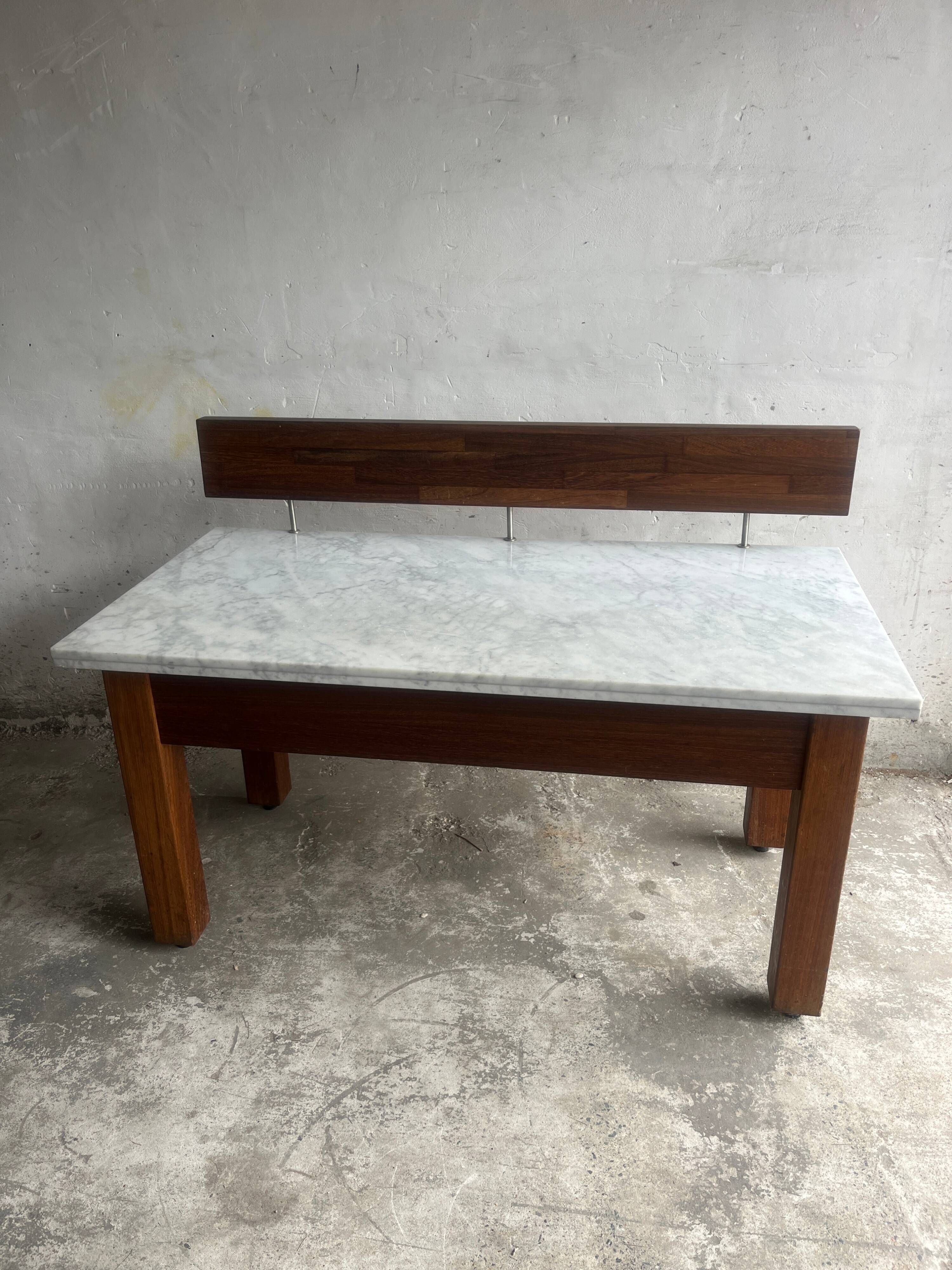 Console postmoderne en marbre avec écran flottant en bois