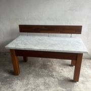 Console postmoderne en marbre avec écran flottant en bois