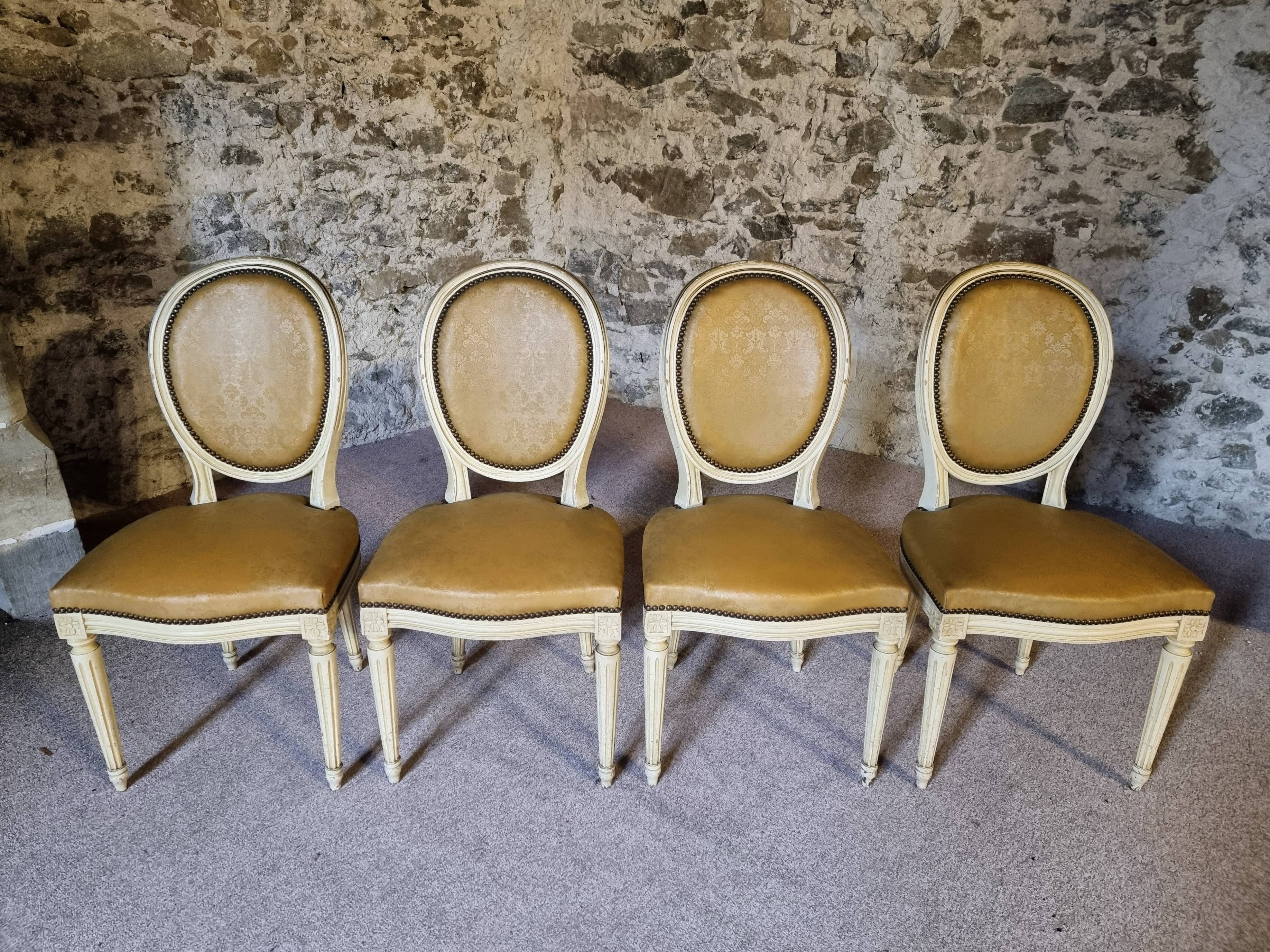 Chaises de salle à manger Louis XVI vintage – Ensemble de 8 chaises françaises sculptées en bois avec revêtement en simili cuir damassé caramel, années 1920/1930
