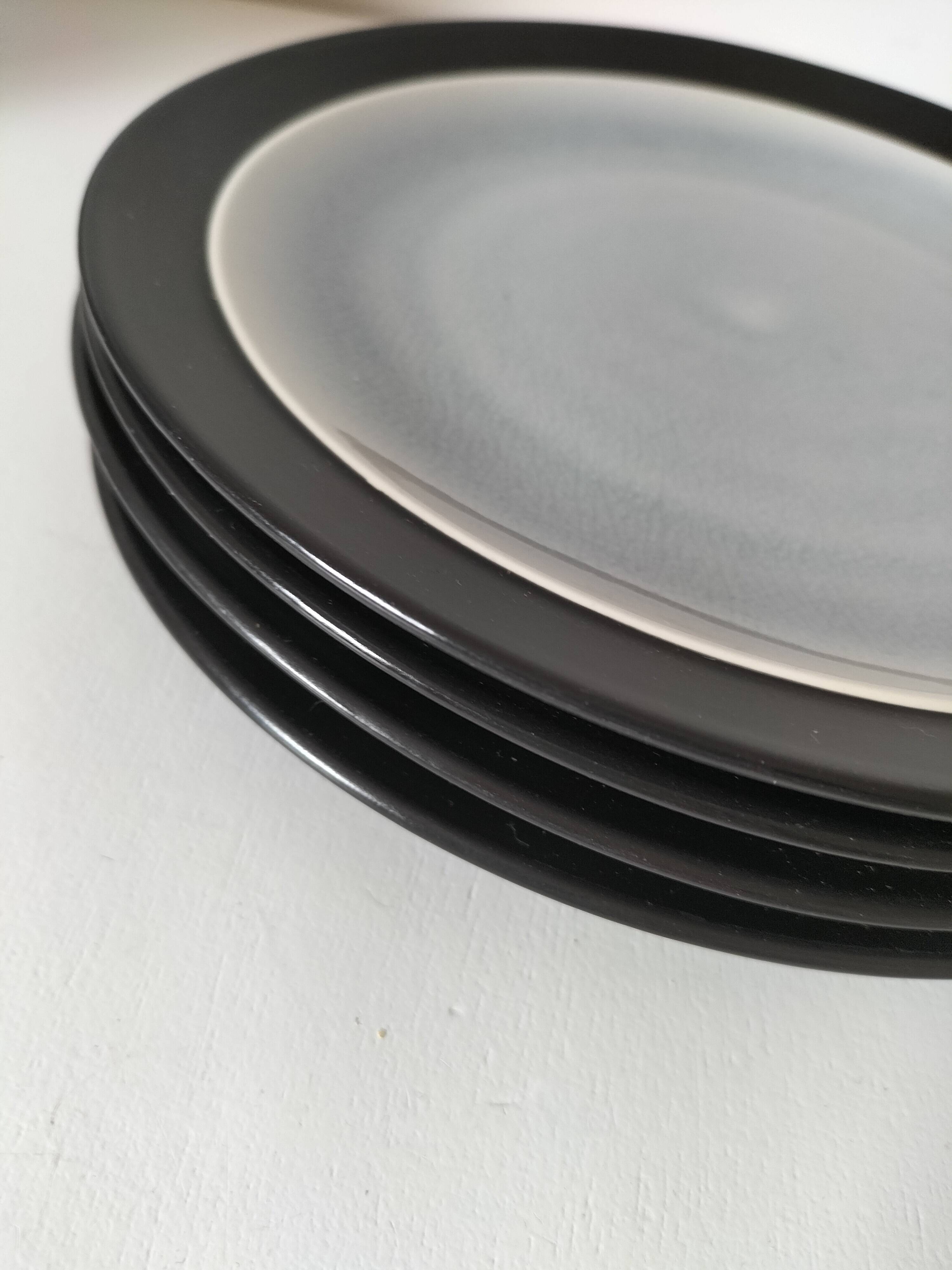 Set of 4 two-tone flat plates with a crackled effect.