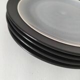 Set of 4 two-tone flat plates with a crackled effect.