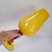Grand vase sur pied en opaline jaune