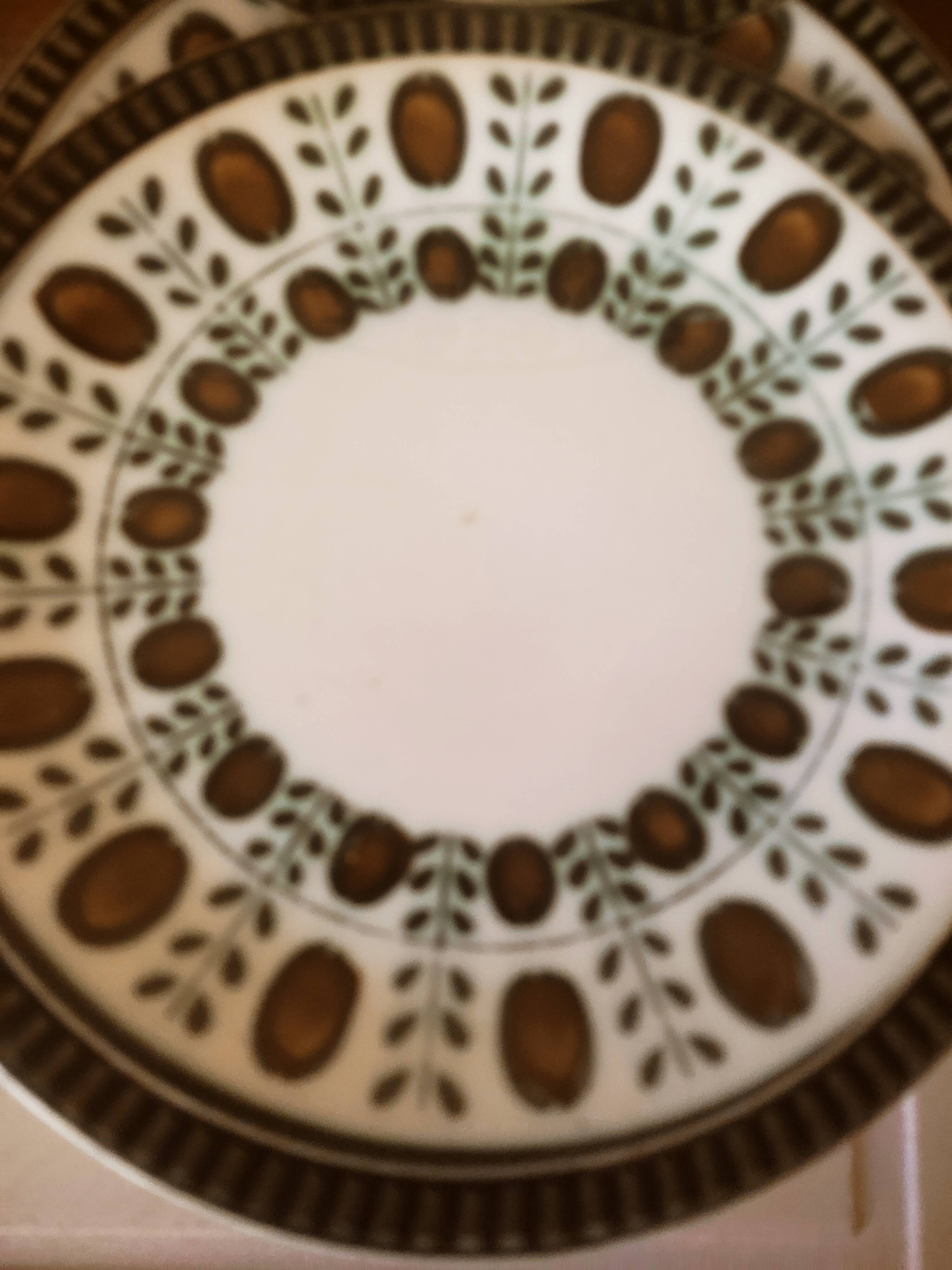 4 dessert plates Boch nut model