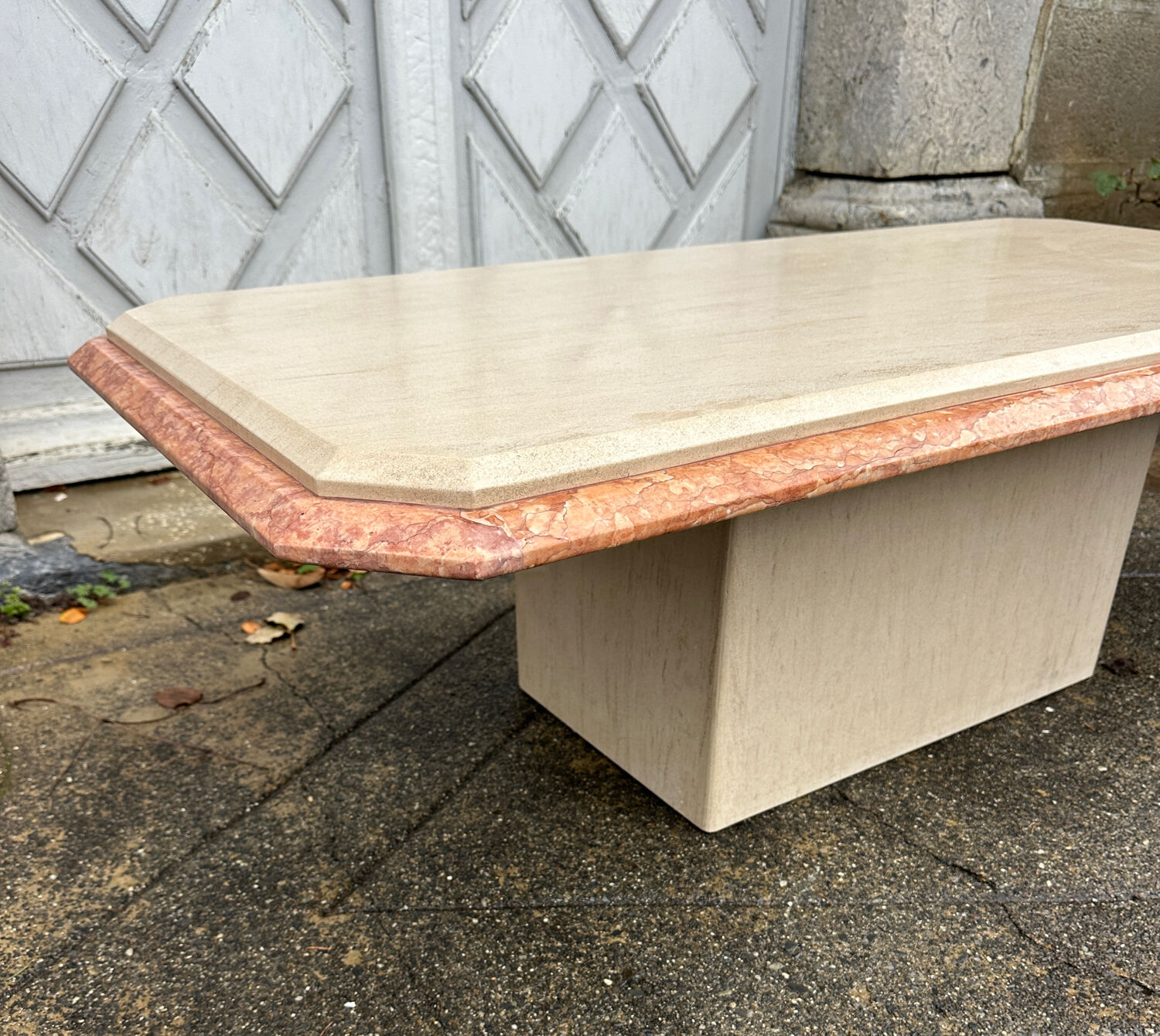 Table basse ancienne vintage en travertin et marbre rose