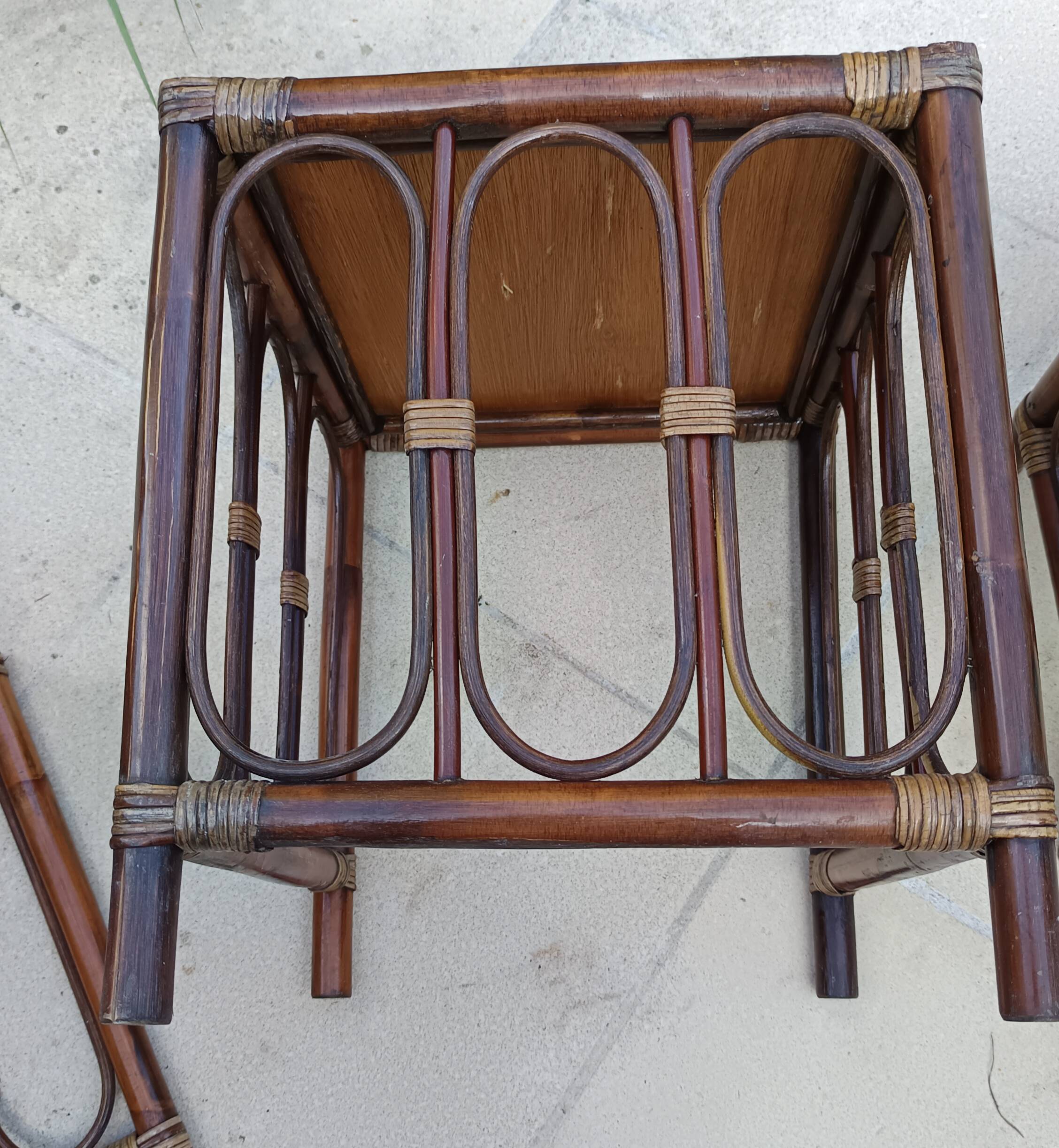Nest of low tables in rattan, stackable.