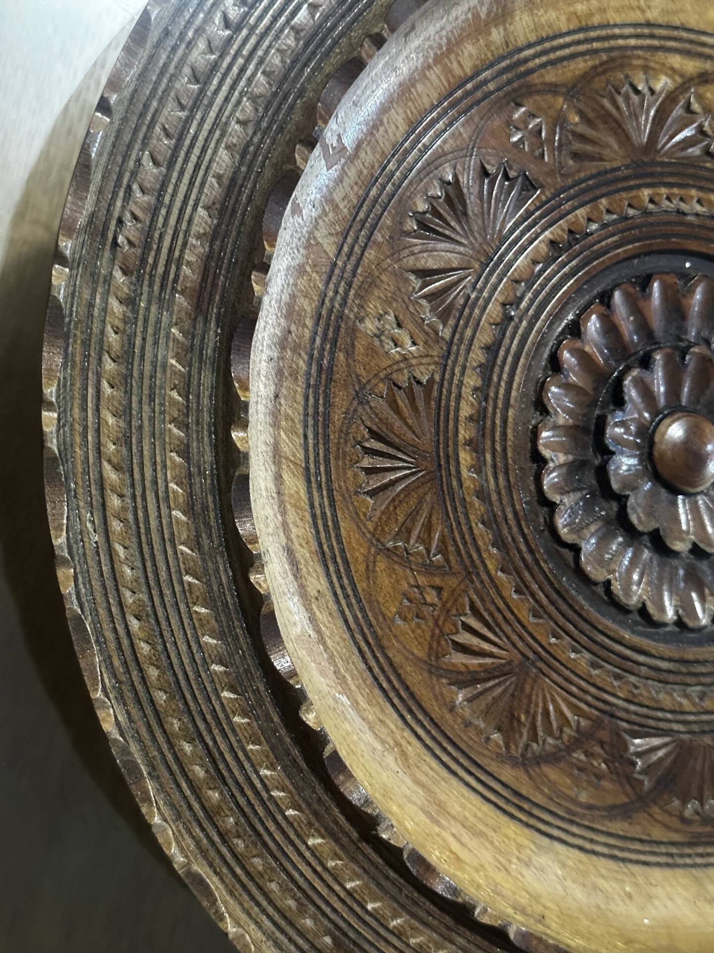 corbeille à fruits en bois sculpté – Rosace florale – Centre de table