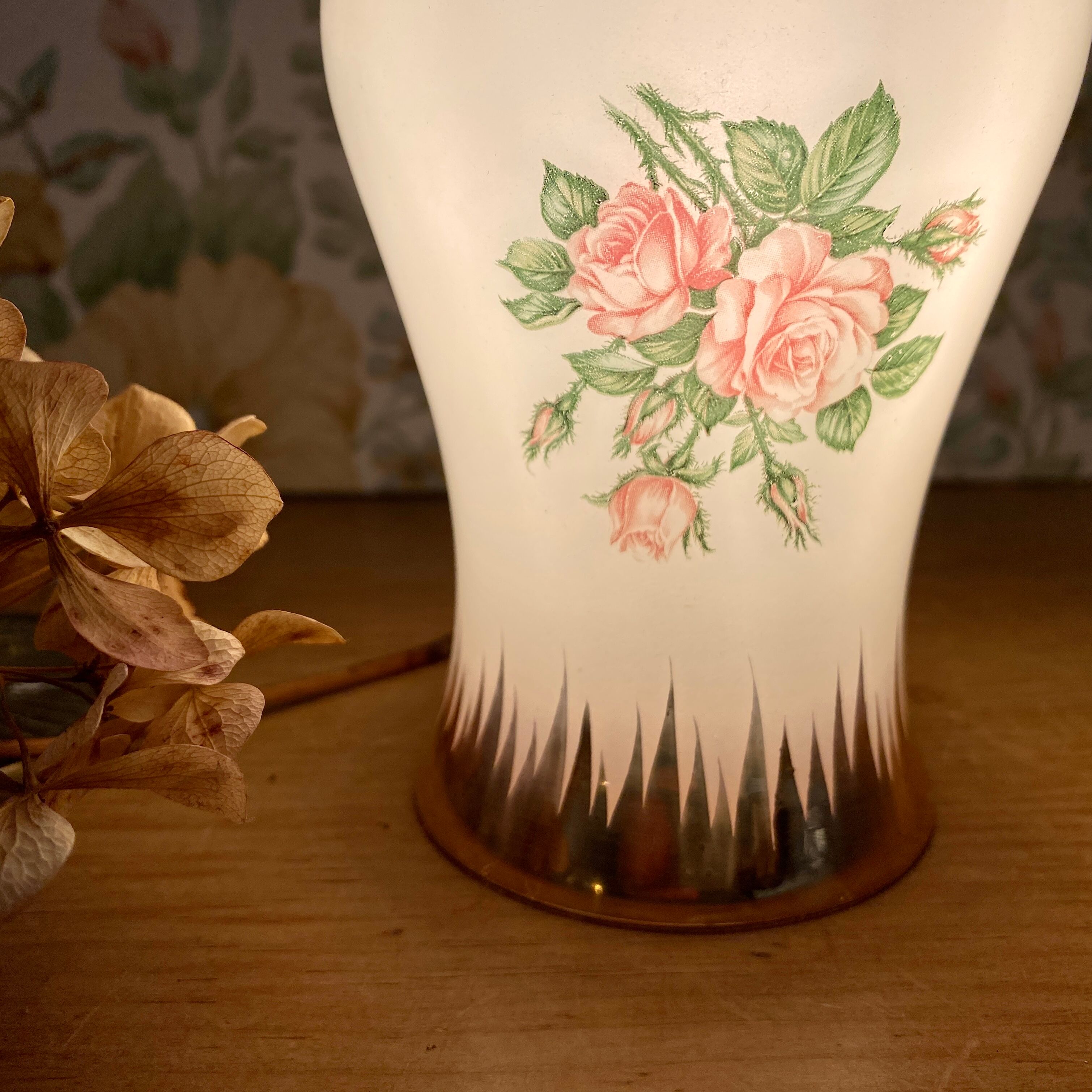 Vintage tulip ride in white opaline drawings of roses