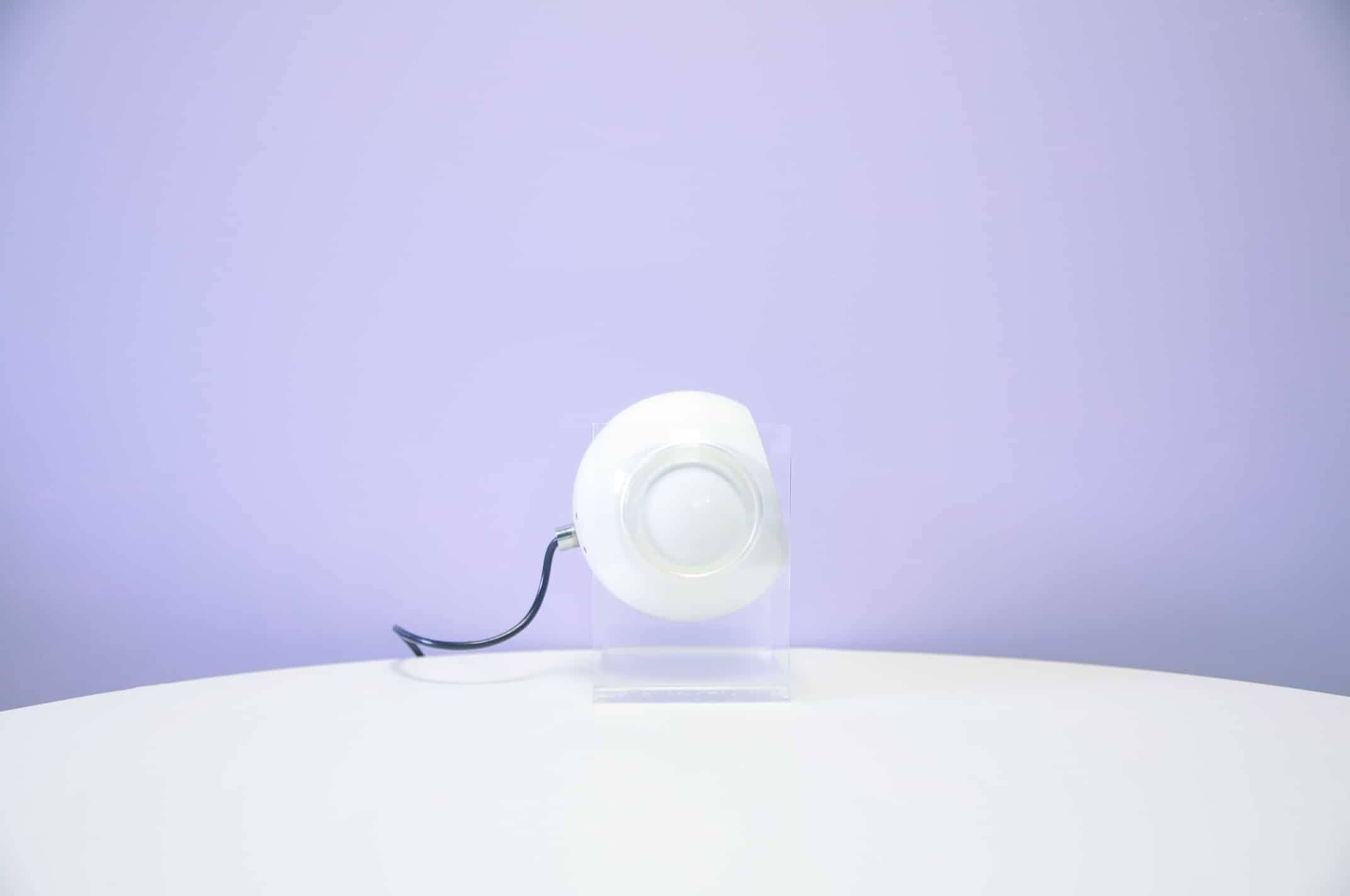 Lampe de table en cube avec sphère en métal