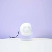 Lampe de table en cube avec sphère en métal