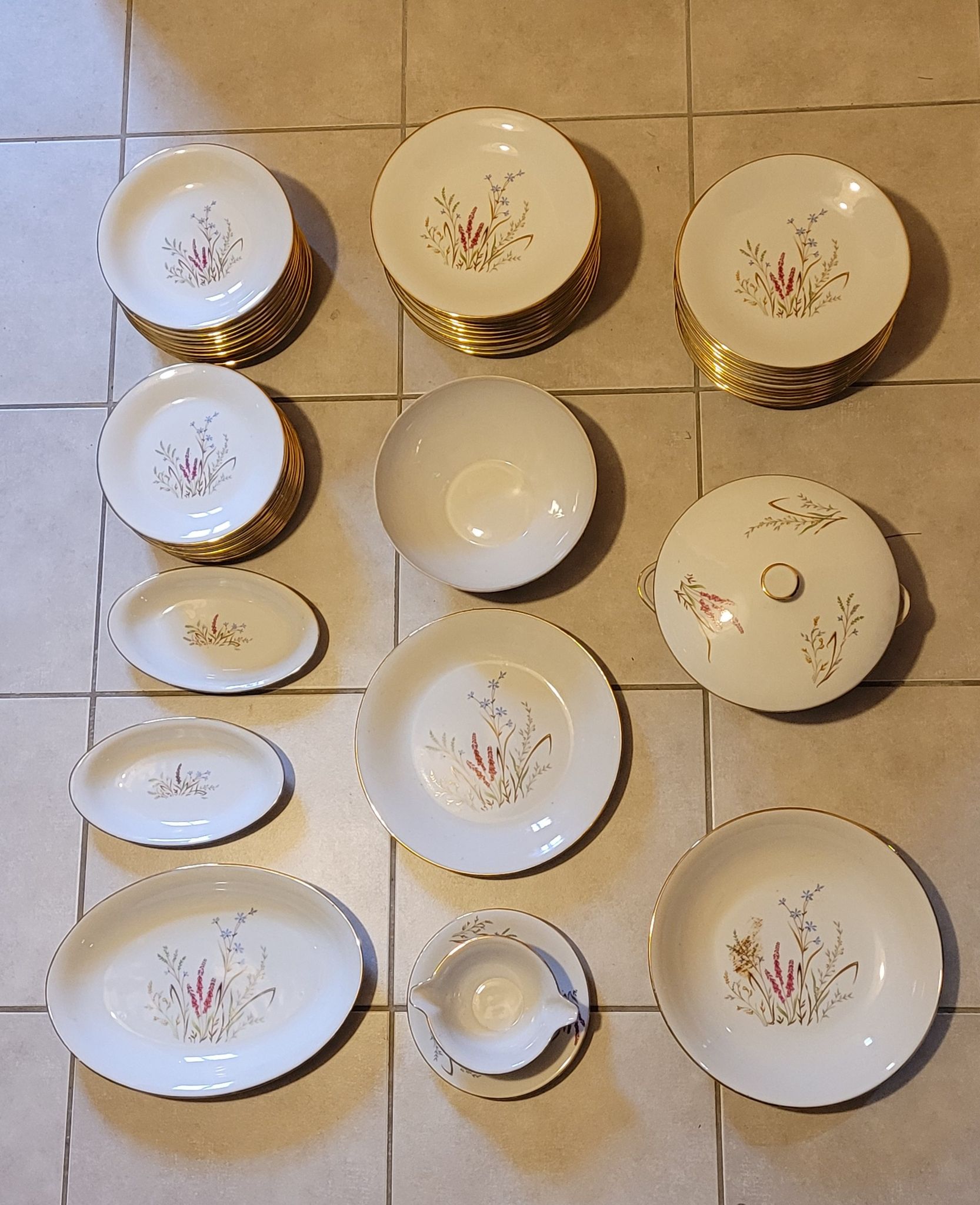 Table service 53 pieces in porcelain