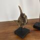 Ensemble de 2 sculptures en bois sur socle
