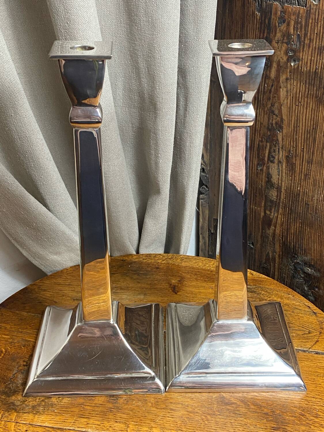 Paire de grands bougeoirs design en aluminium