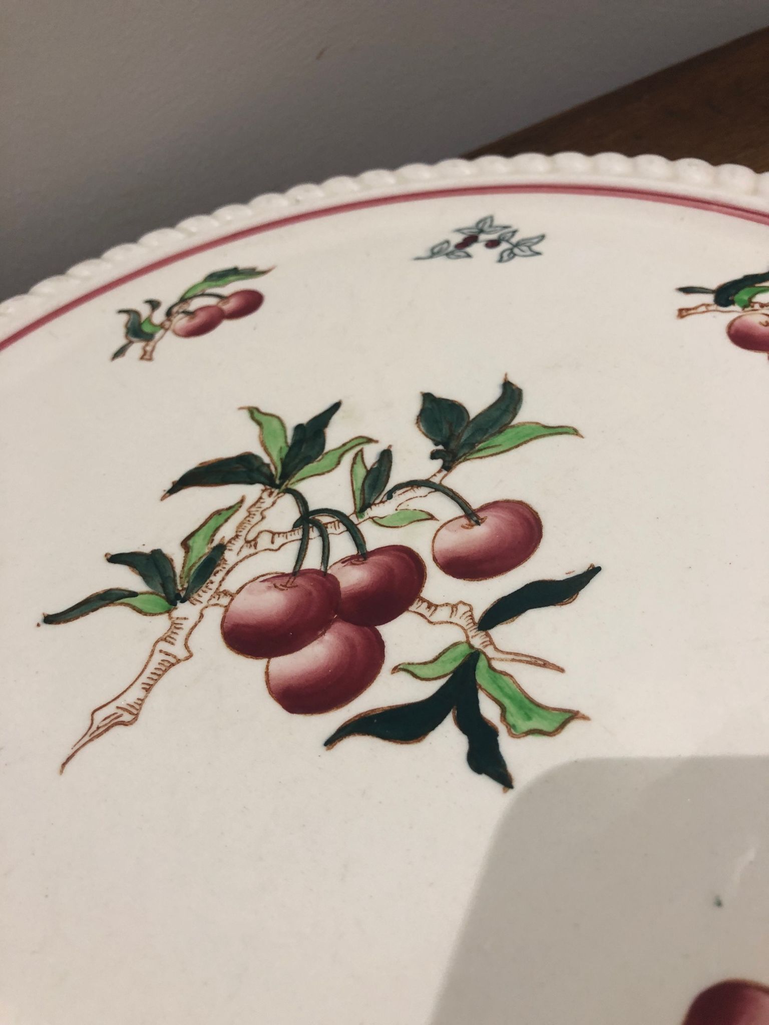 Plat en faïence de Longwy à décor de cerises