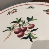 Plat en faïence de Longwy à décor de cerises