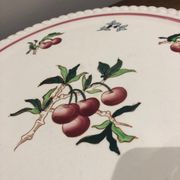 Plat en faïence de Longwy à décor de cerises