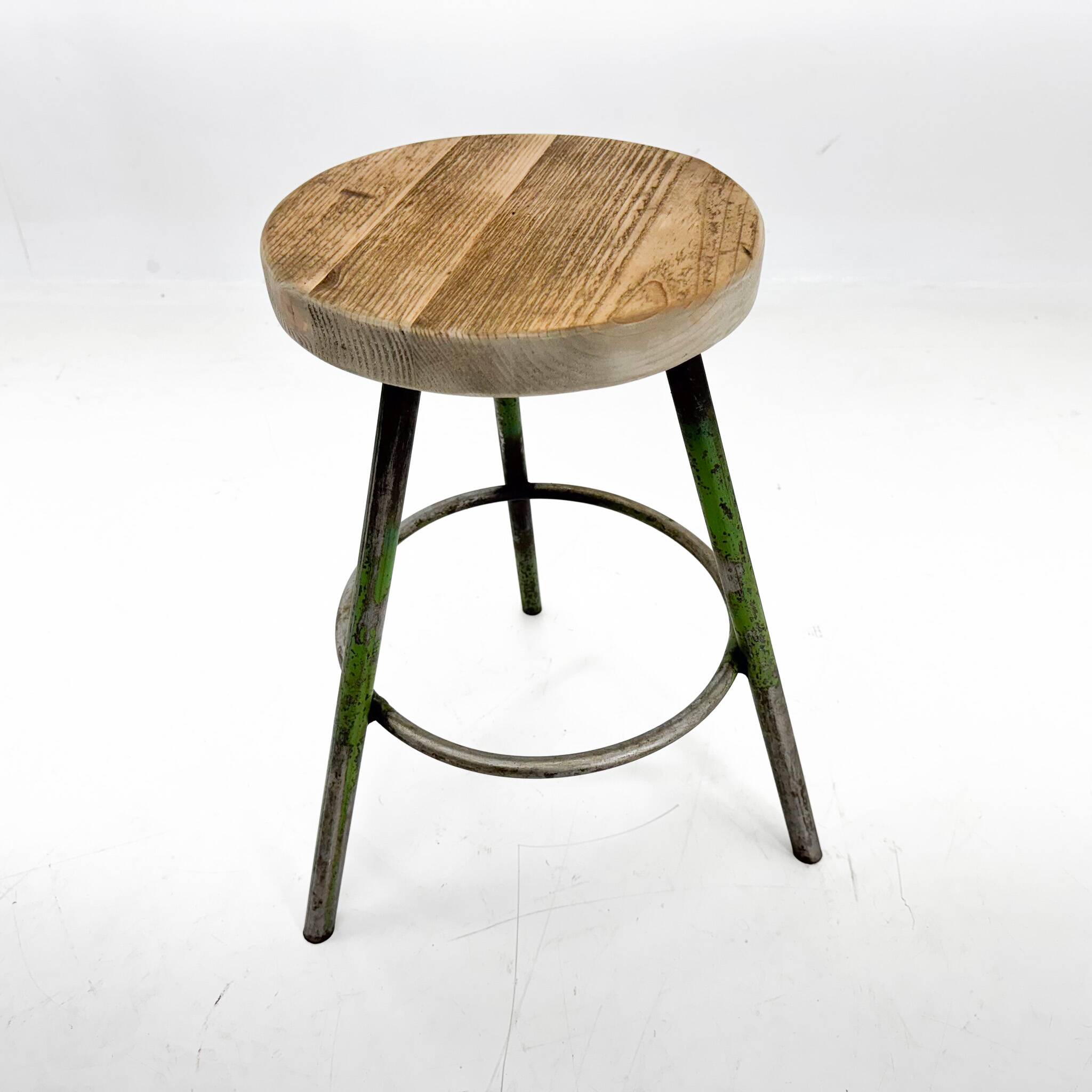 Tabouret trépied industriel vintage en acier et bois, 1950