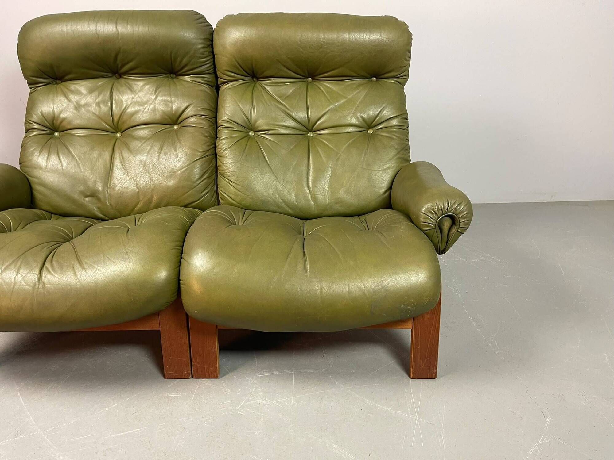 Supercomfy Scandinavian Rybo Rykken Olivegreen Leather 2-Seater Ry-Wing
