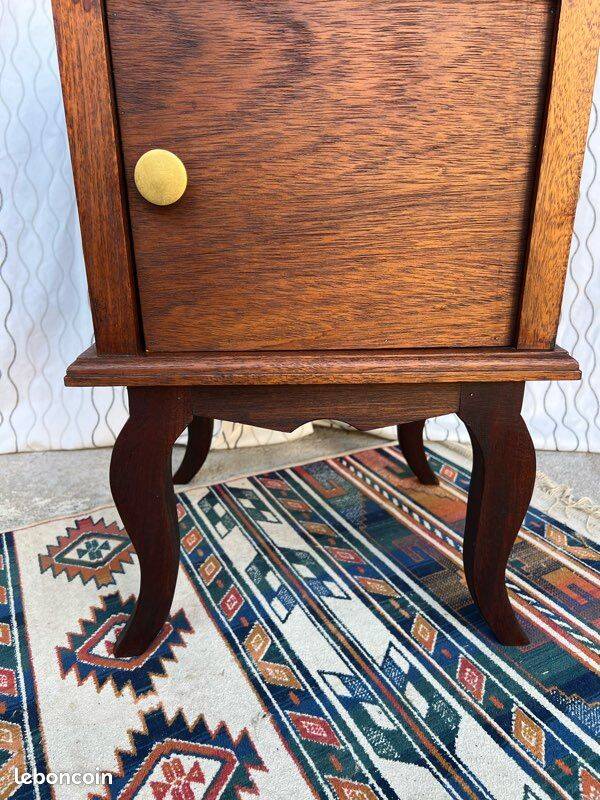 Vintage bedside table in solid wood – curved legs