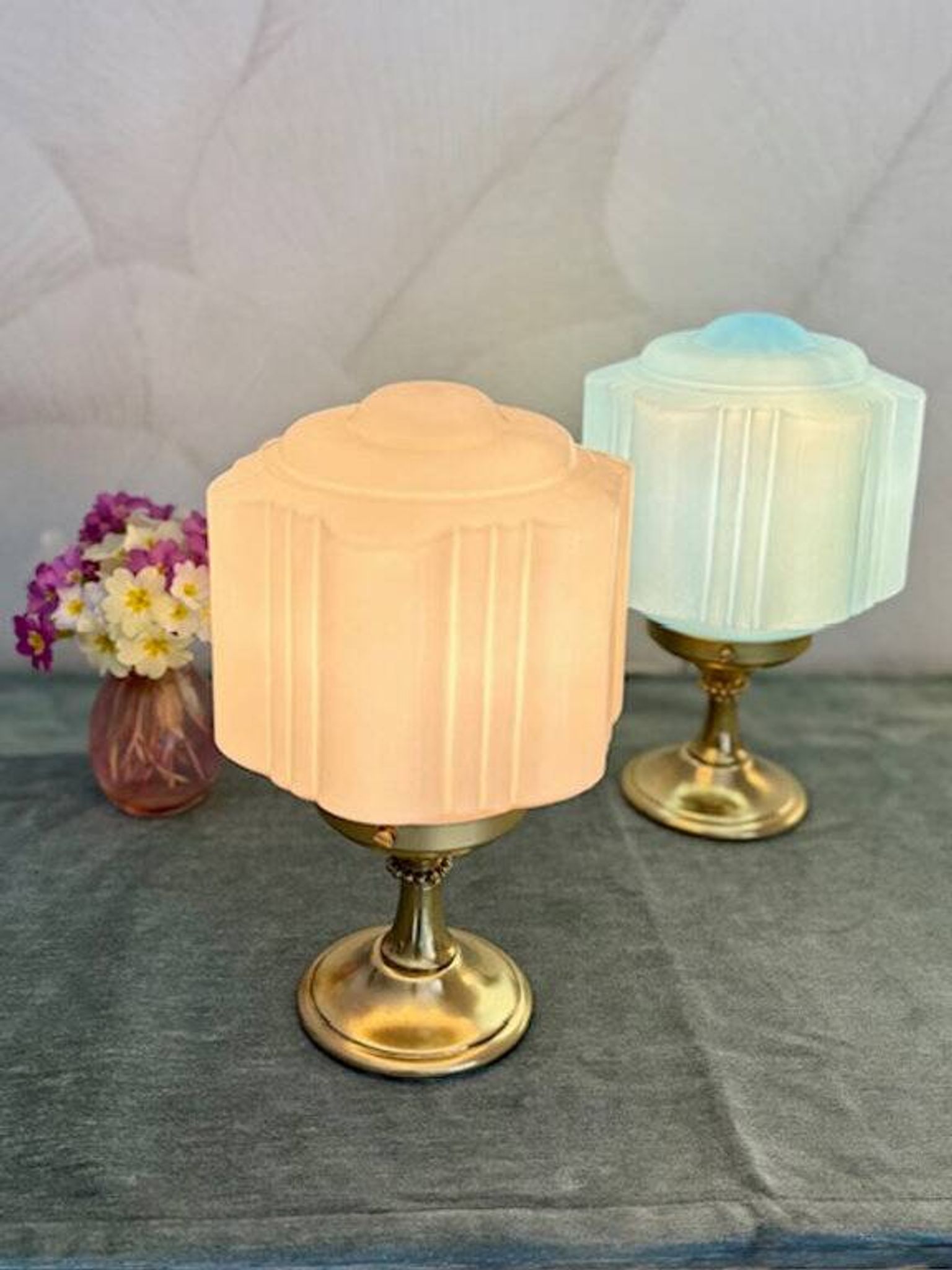 Lampe art déco années 30 avec globe en opaline fleur rose