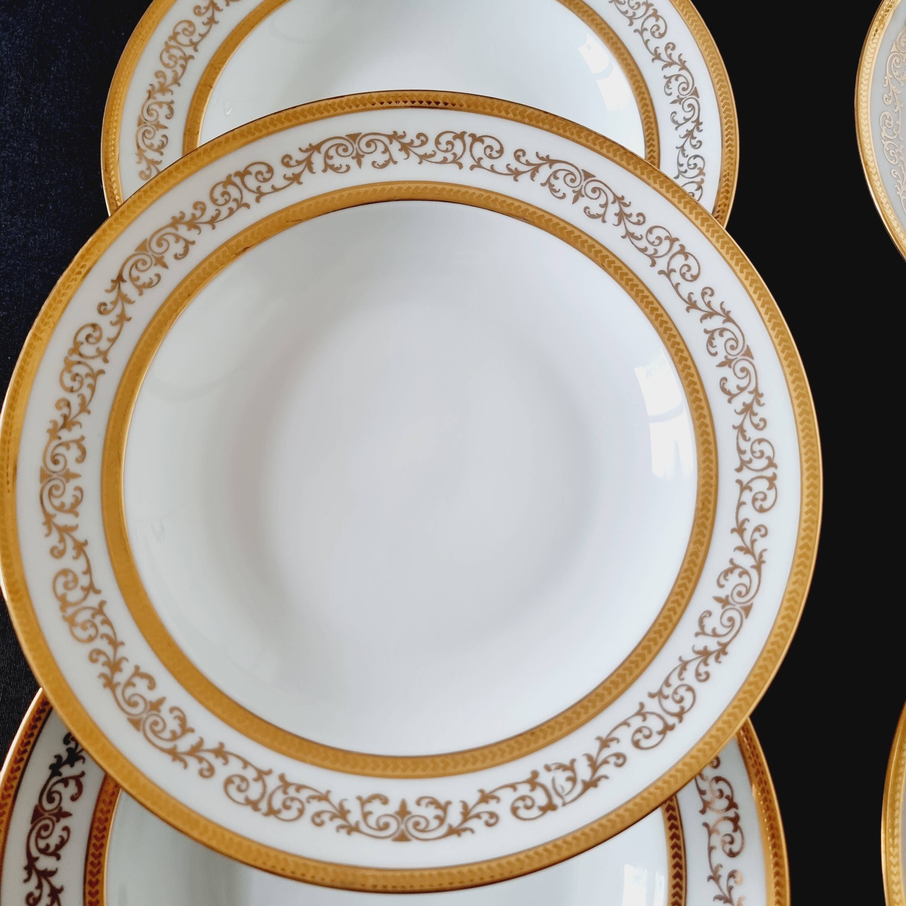 Set of 6 fine Limoges porcelain dinner plates, decorated with gold
