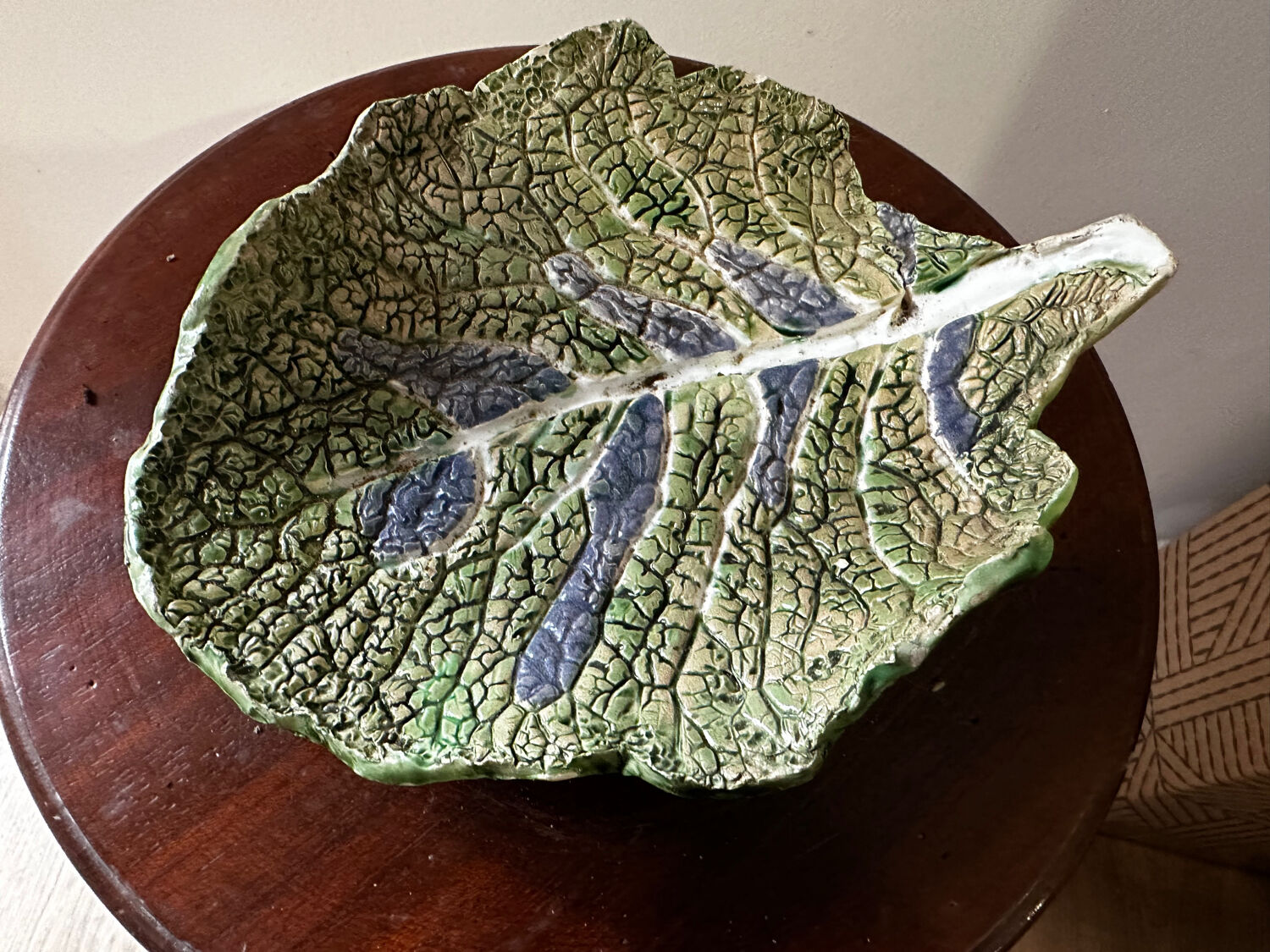 Vintage ceramic leaf-shaped vide poche, signed.