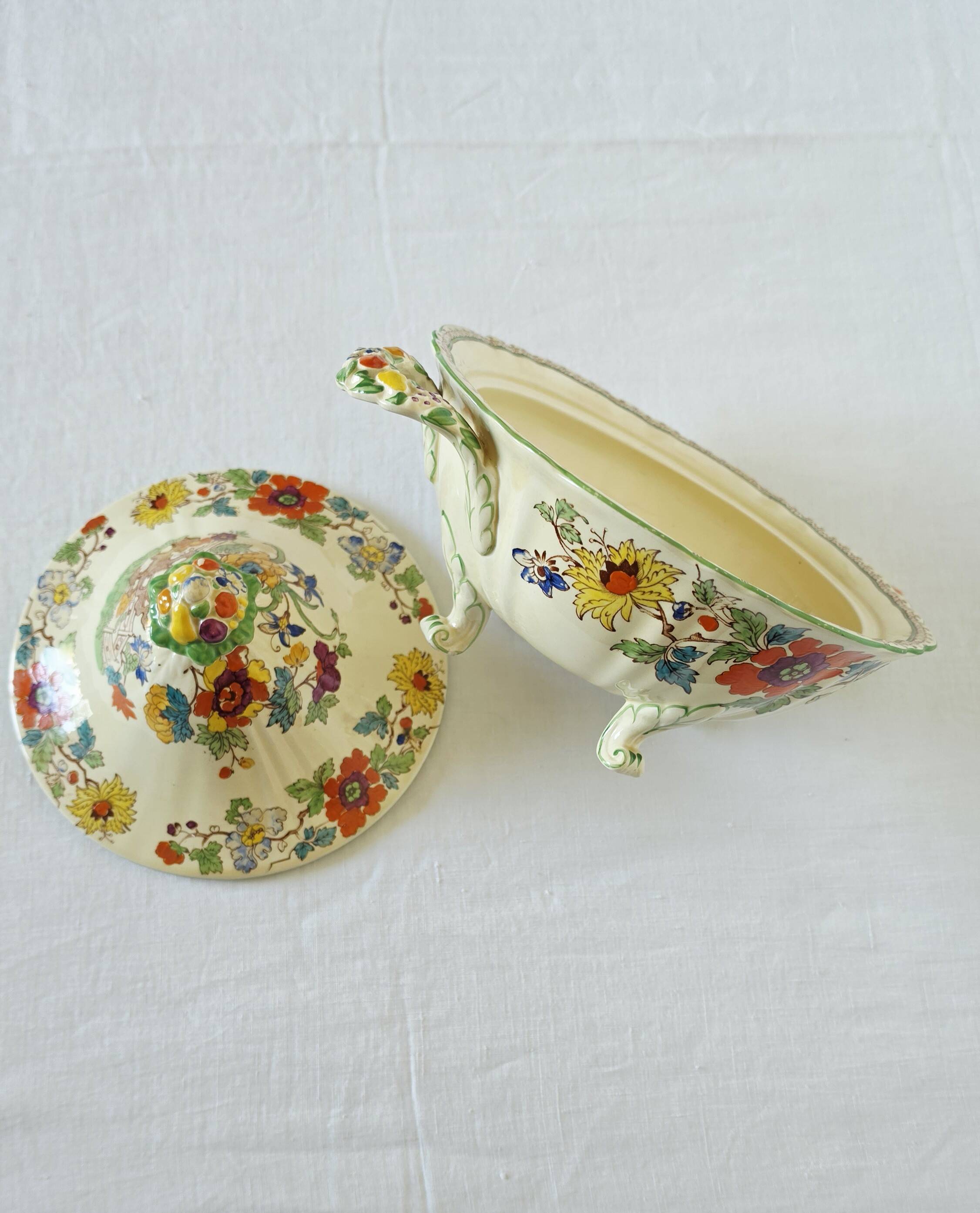 Antique soup tureen on feet from the prestigious English manufacturer Mason's,