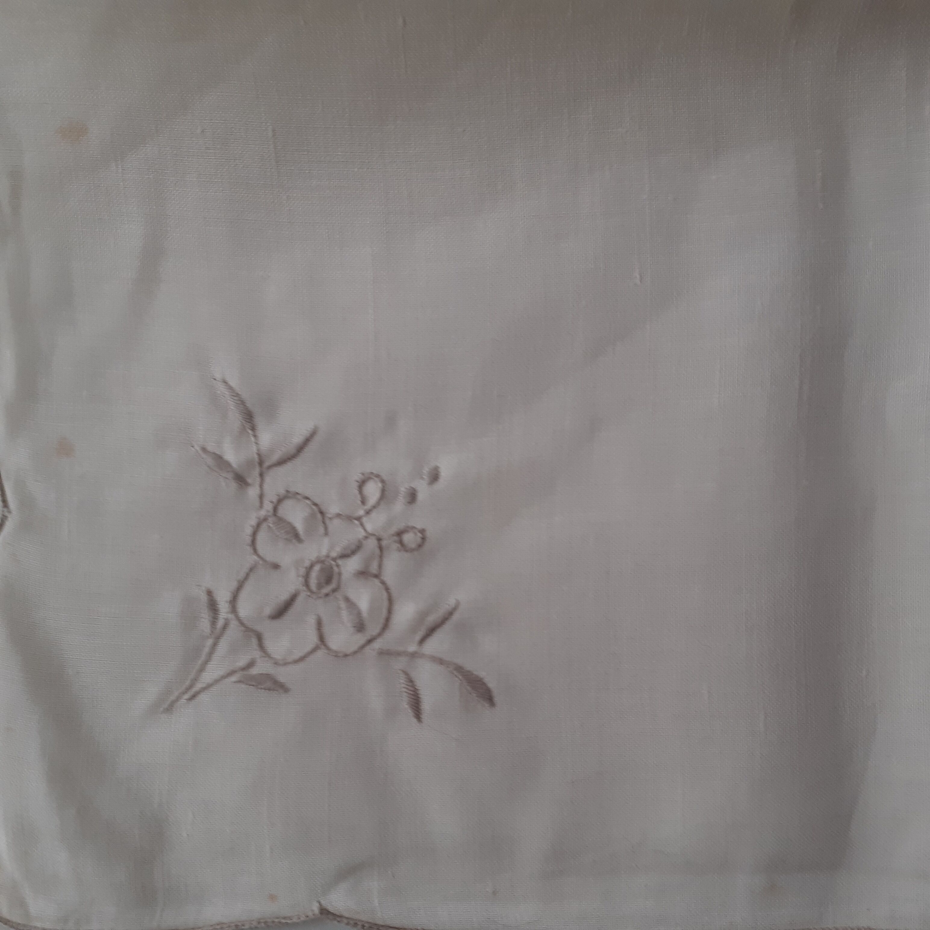 Set of 12 linen bis towels with flower embroidery