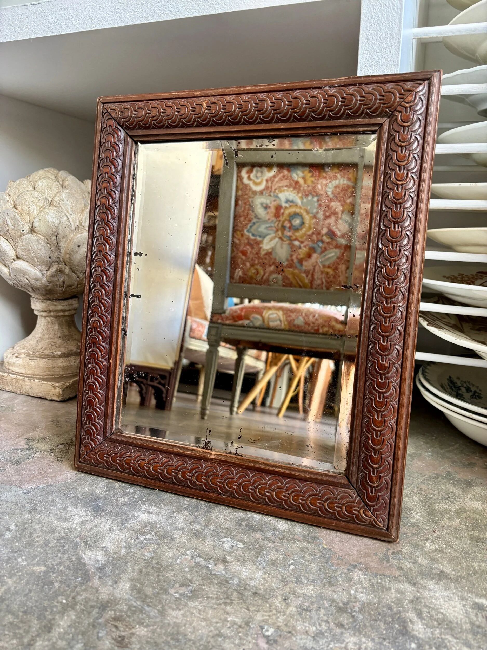 Miroir biseauté en bois mouluré 39 x 33 cm