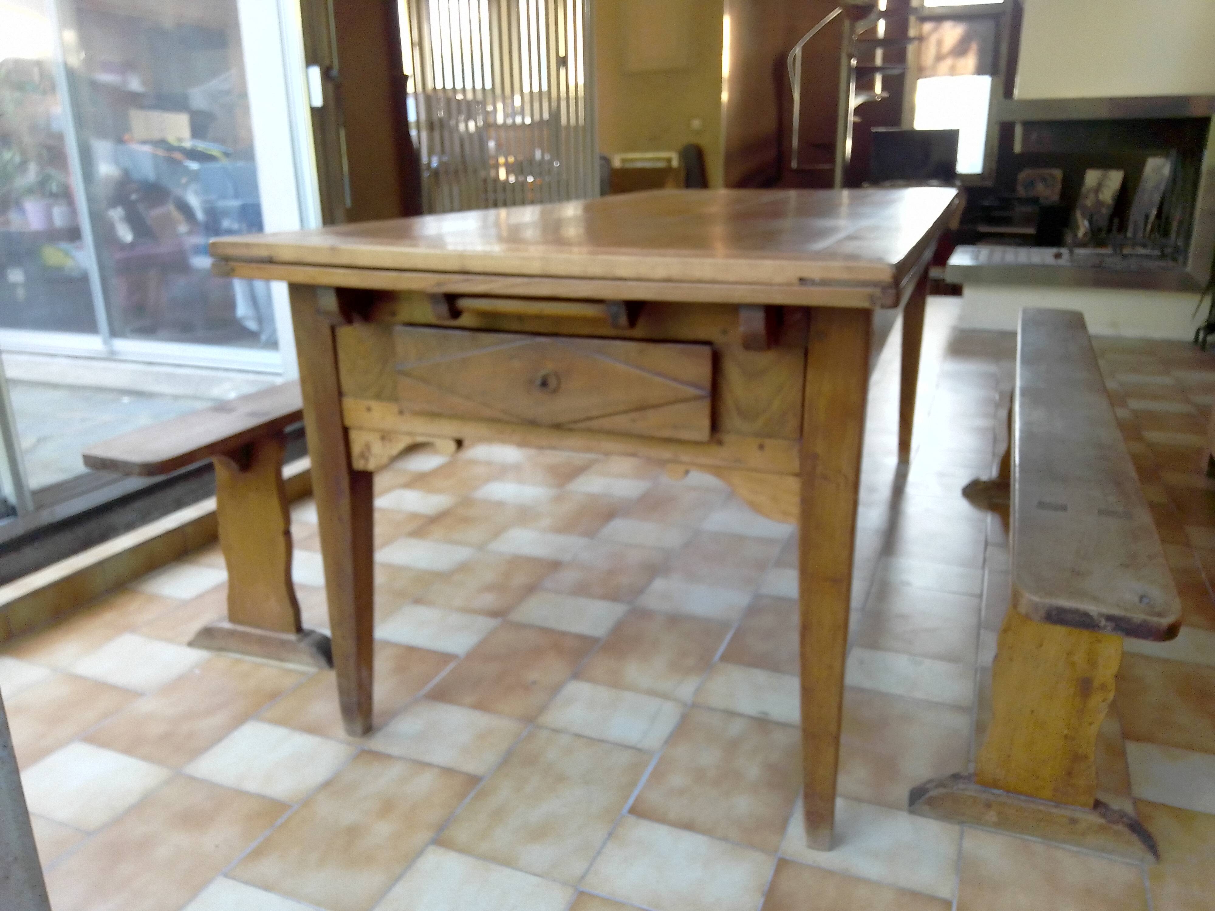 Large rustic table of 3.80m with its 2 benches.
