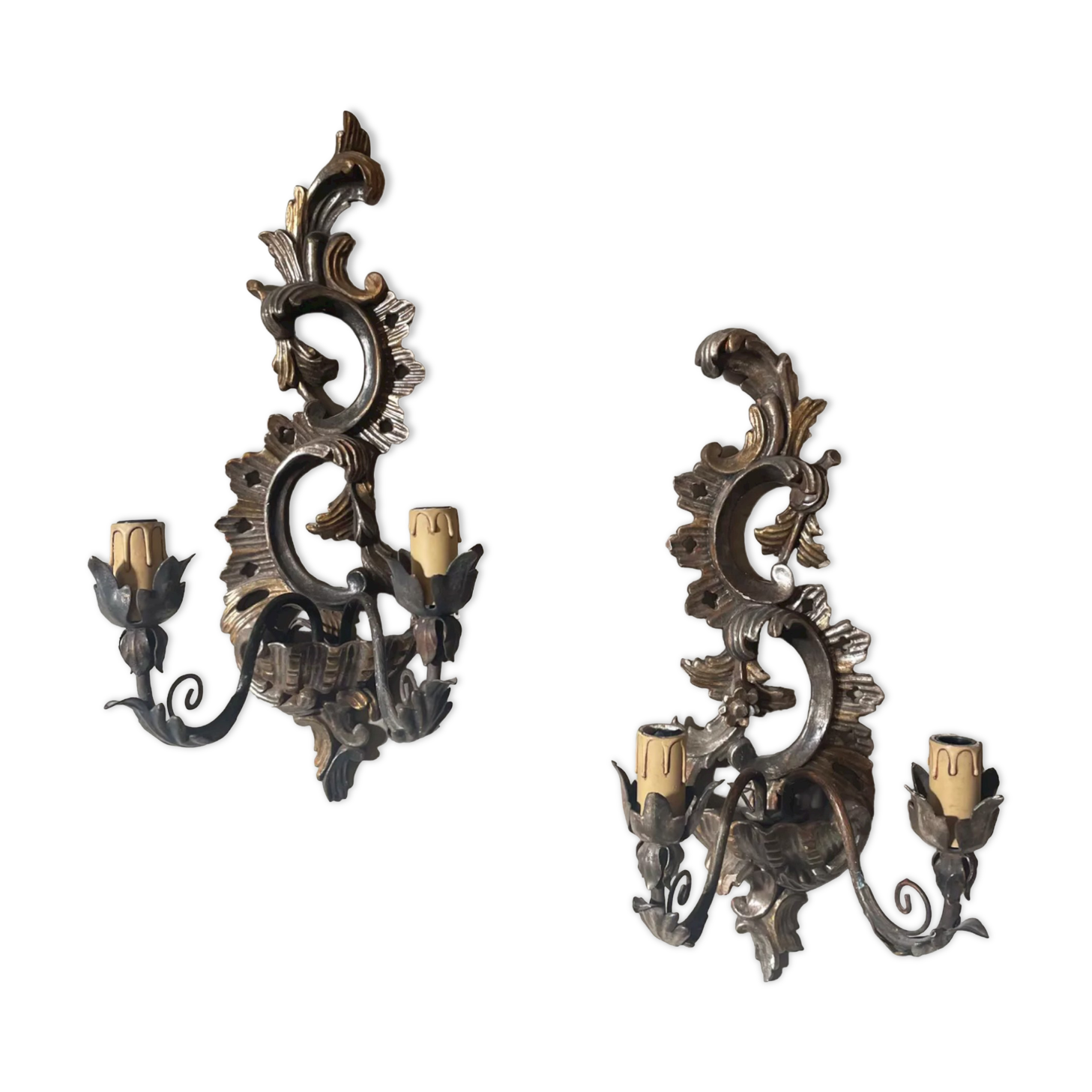 Paire d'appliques en bois sculpté