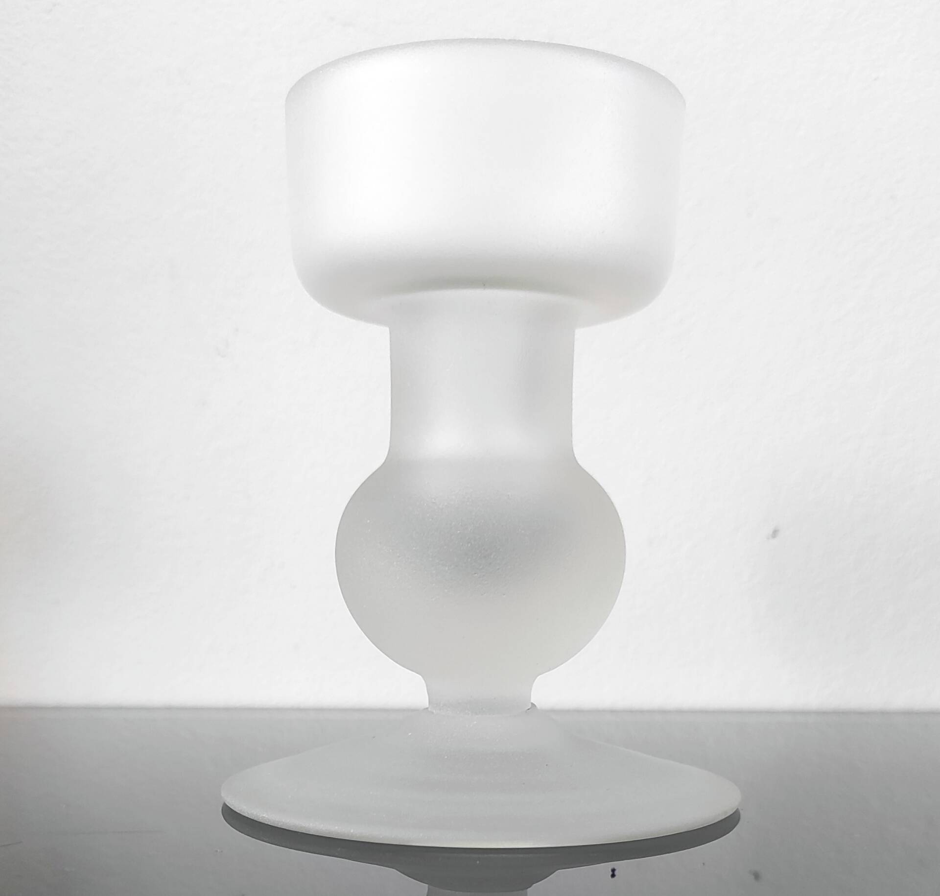 Sculptural candle holder in frosted glass.