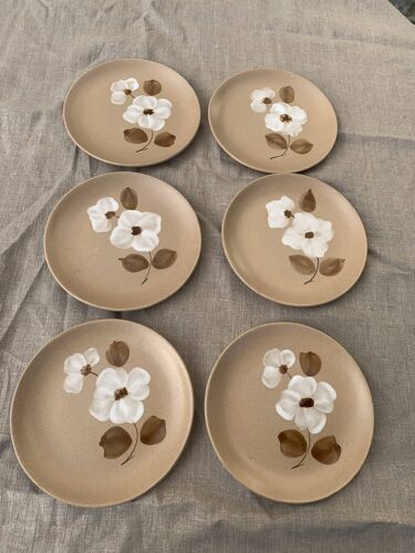 6 assiettes en grès beige motifs fleurs blanches  moulin des loups vintage