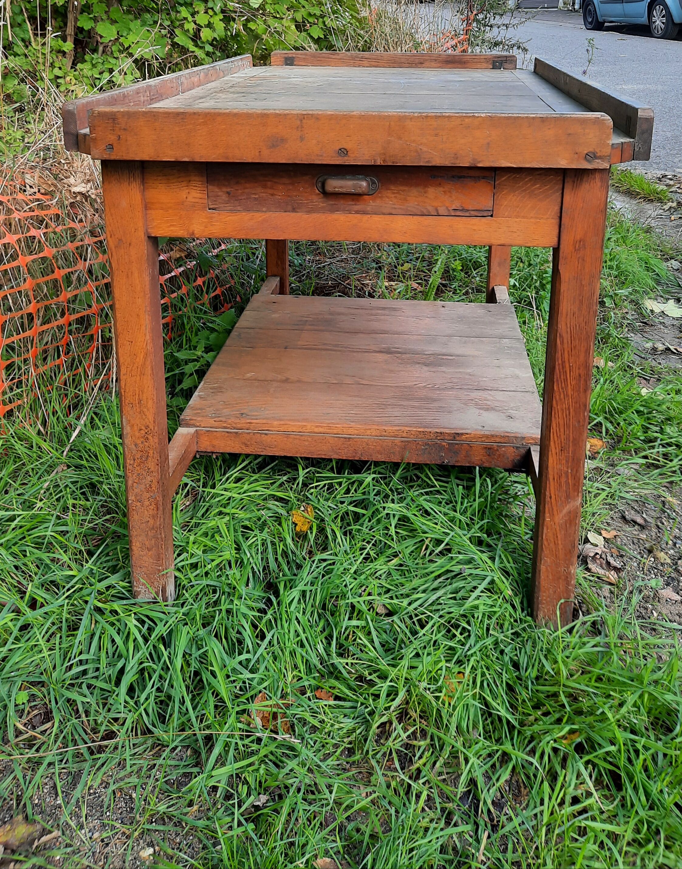 Trade table in chene