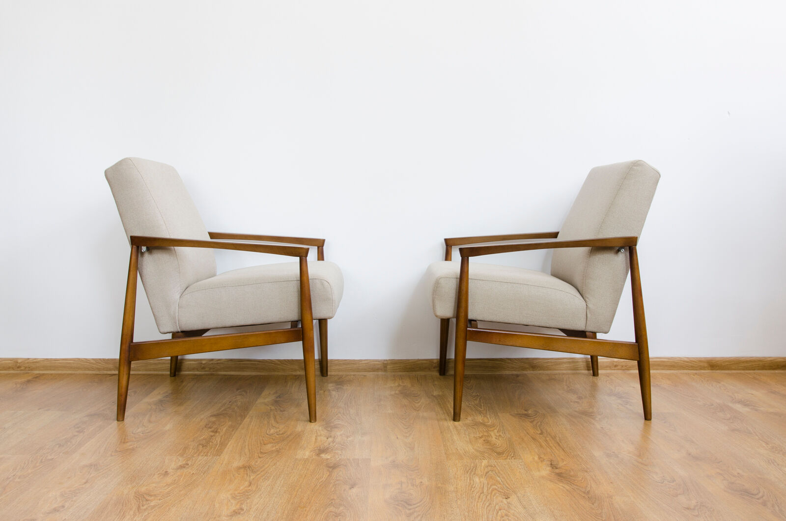Paire de fauteuils beiges du milieu du siècle