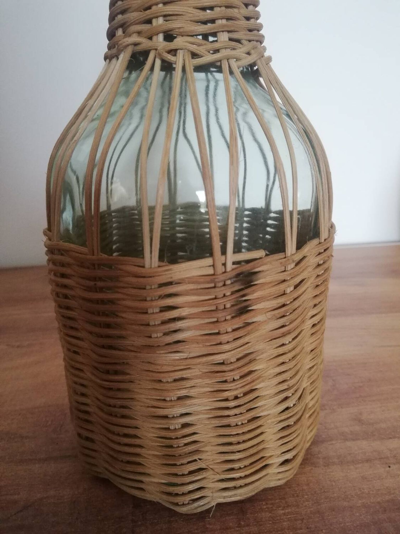Bouteille habillée d'osier tressé