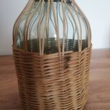 Bouteille habillée d'osier tressé