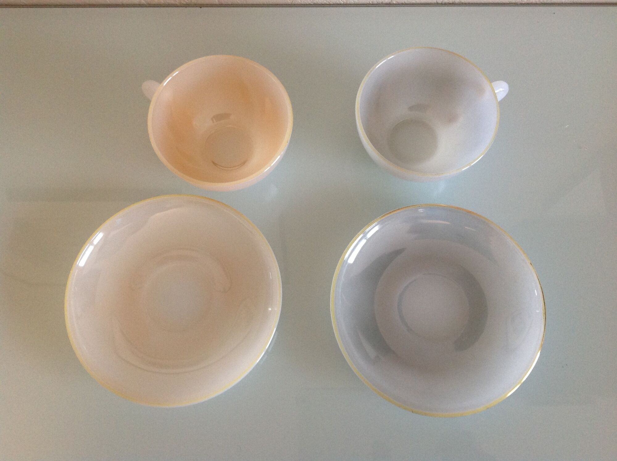 Pair of polychrome opaline cups by Arcopal / vintage 60s-70s