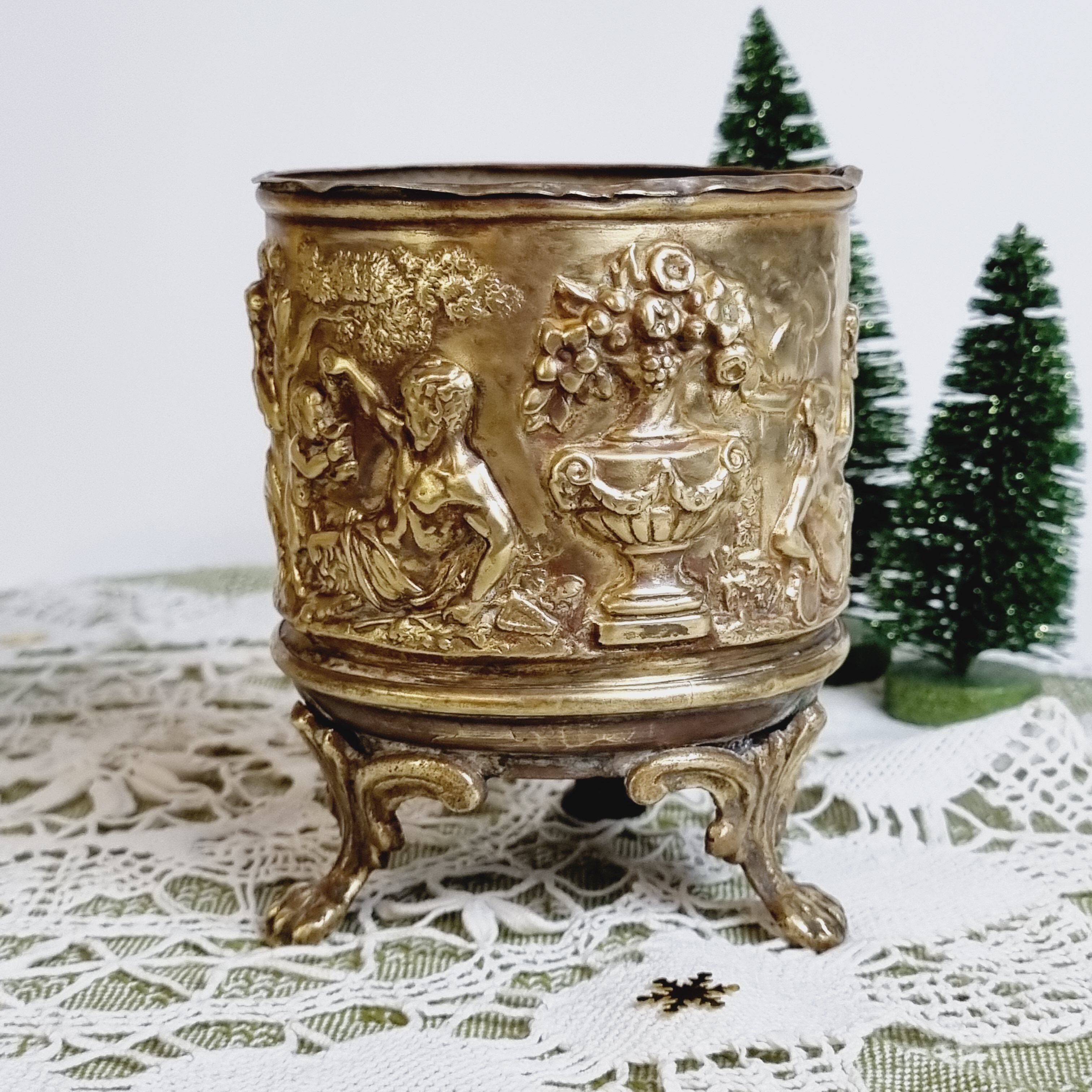 Brass pot repelled Bourdon